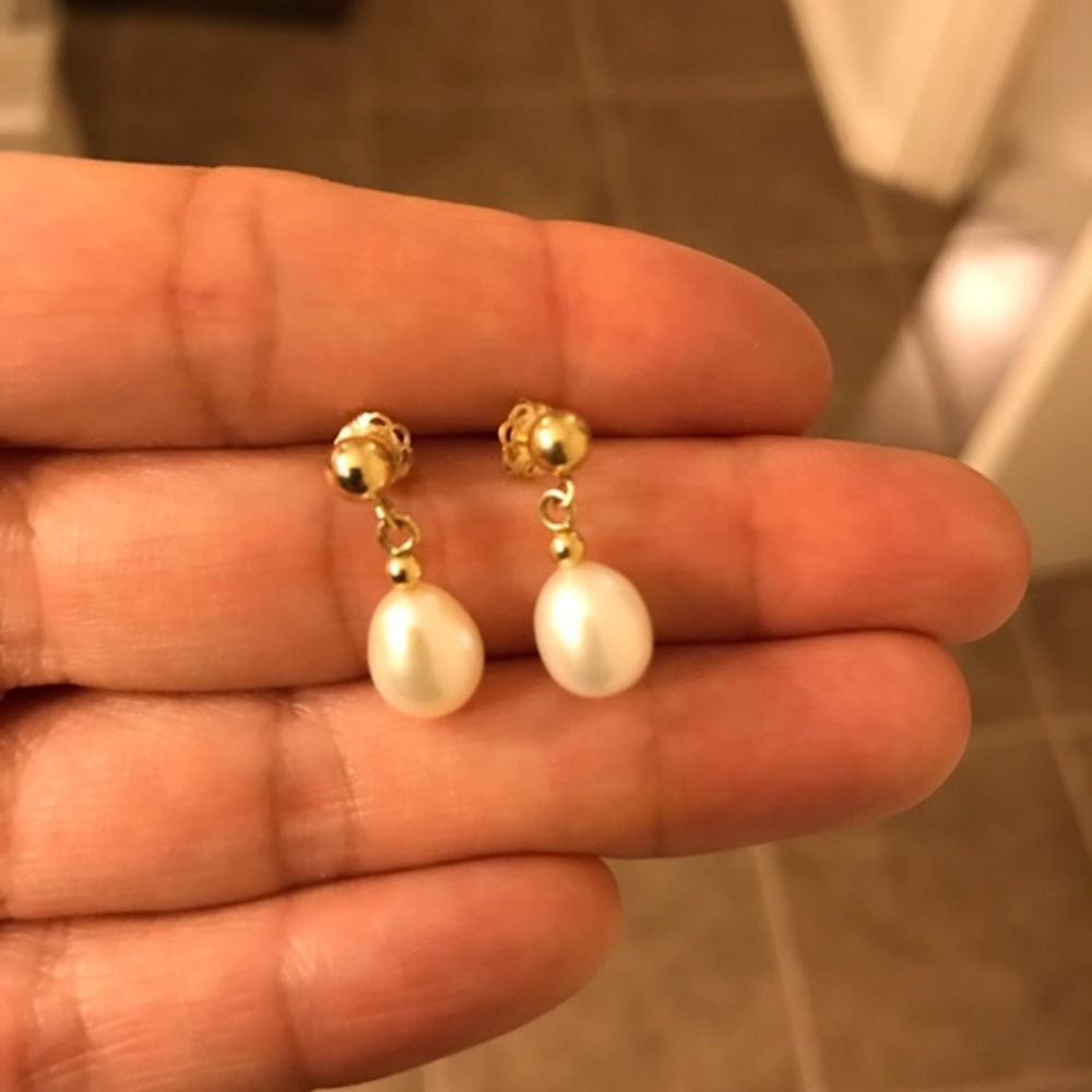 Dangle pearl earrings